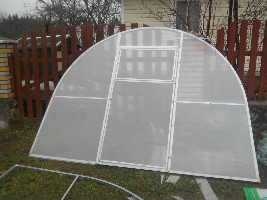 How to attach polycarbonate to a greenhouse frame